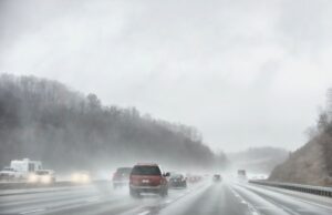 como conducir carretera mojada